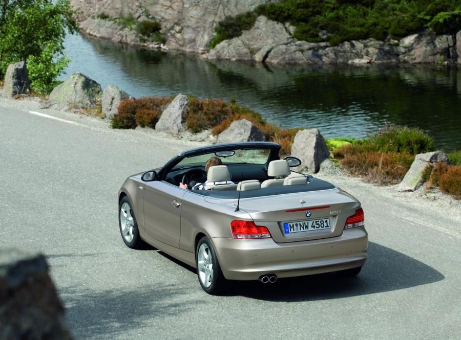  BMW 1-Series Convertible 2007 года  (фото 25 из 36)